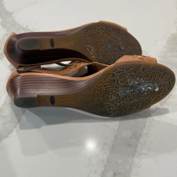 Clarks Artisan Leather Sandal Womens 7.5 Tan Gold Wedge Back Zip Brown Comfort - Picture 7 of 8